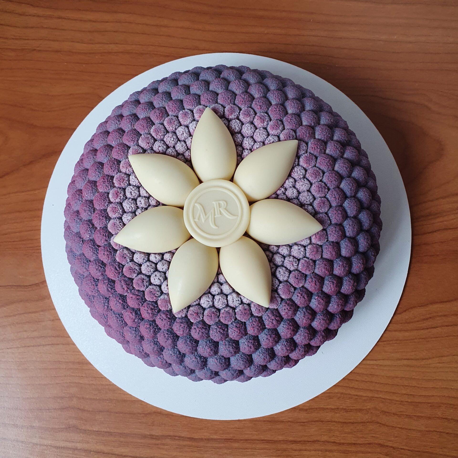 Fialový dort ve formě Pearl od Dinara Kasko